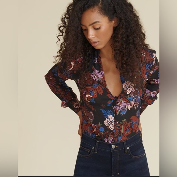 Veronica Beard Tops - Veronica Beard 100% silk floral print long sleeve covered button front blouse